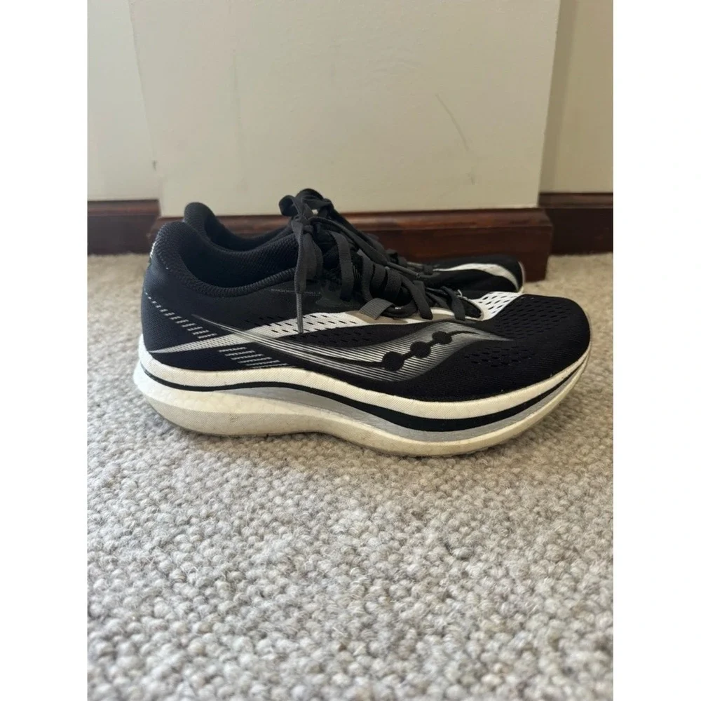 SAUCONY WOMEN'S ENDORPHIN‎ SPEED SIZE 8 IN BLACK AND WHITE